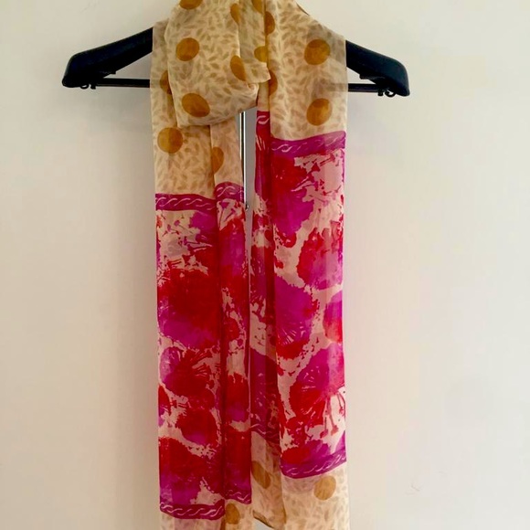 Woman’s Beautiful Print Scarf - Picture 1 of 3